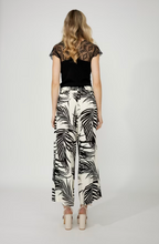 Load image into Gallery viewer, Frank Lyman 256200 Floral Casual Wide-leg Trousers SS25
