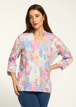 Load image into Gallery viewer, FDJ 3514964 SPECTRAL PRINT VNECK TOP SS25
