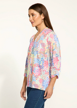 Load image into Gallery viewer, FDJ 3514964 SPECTRAL PRINT VNECK TOP SS25
